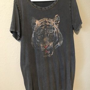 Longer grey lion T-shirt